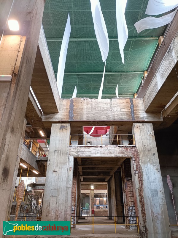 Sant Adrià del Besòs - Les Tres Xemeneies (Manifesta15) (Foto: Anna Corcoll, 2024) Sant Adrià del Besòs - Les Tres Xemeneies (Manifesta15)