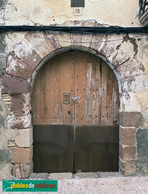 Botarell - Nucli antic. Portal adovellat (Foto: Albert Esteves, 2024) Botarell - Nucli antic. Portal adovellat