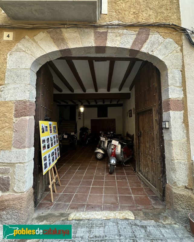 Vinyols i els Arcs - Llinda de 1690 (Foto: Albert Esteves, 2024) Vinyols i els Arcs - Llinda de 1690