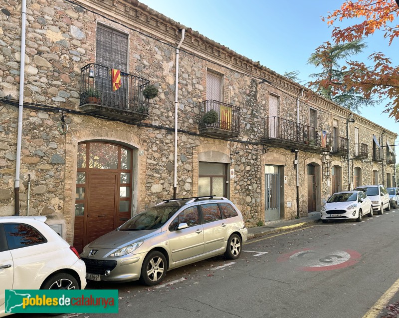Salt - Conjunt de cases de la plaça de la Vila (Foto: Albert Esteves, 2024) Salt - Conjunt de cases de la plaça de la Vila