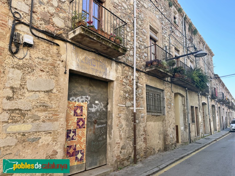 Salt - Conjunt de cases de la plaça de la Vila (Foto: Albert Esteves, 2024) Salt - Conjunt de cases de la plaça de la Vila