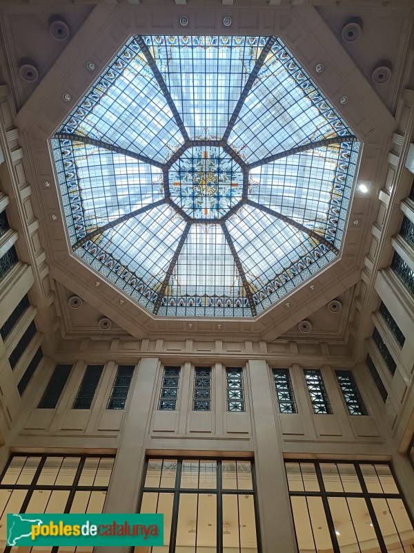 Barcelona - Edifici del Banc d'Espanya (després Caixa Catalunya). Vitrall esquerra (Foto: Anna Corcoll, 2024) Barcelona - Edifici del Banc d'Espanya (després Caixa Catalunya). Vitrall esquerra