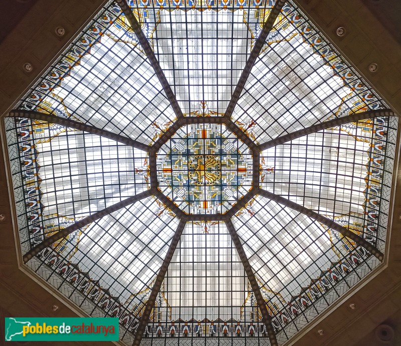 Barcelona - Edifici del Banc d'Espanya (després Caixa Catalunya). Vitrall esquerra (Foto: Anna Corcoll, 2024) Barcelona - Edifici del Banc d'Espanya (després Caixa Catalunya). Vitrall esquerra