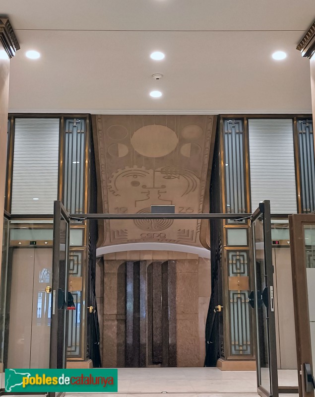 Barcelona - Edifici del Banc d'Espanya (després Caixa Catalunya). Relleu del 50é. aniversari de la fundació de Caixa Catalunya, de Subirachs, 1976 (Foto: Anna Corcoll, 2024) Barcelona - Edifici del Banc d'Espanya (després Caixa Catalunya). Relleu del 50é. aniversari de la fundació de Caixa Catalunya, de Subirachs, 1976