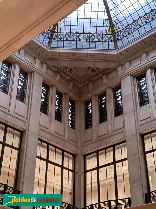 Barcelona - Edifici del Banc d'Espanya (després Caixa Catalunya). Vitrall dreta (Foto: Anna Corcoll, 2024) Barcelona - Edifici del Banc d'Espanya (després Caixa Catalunya). Vitrall dreta