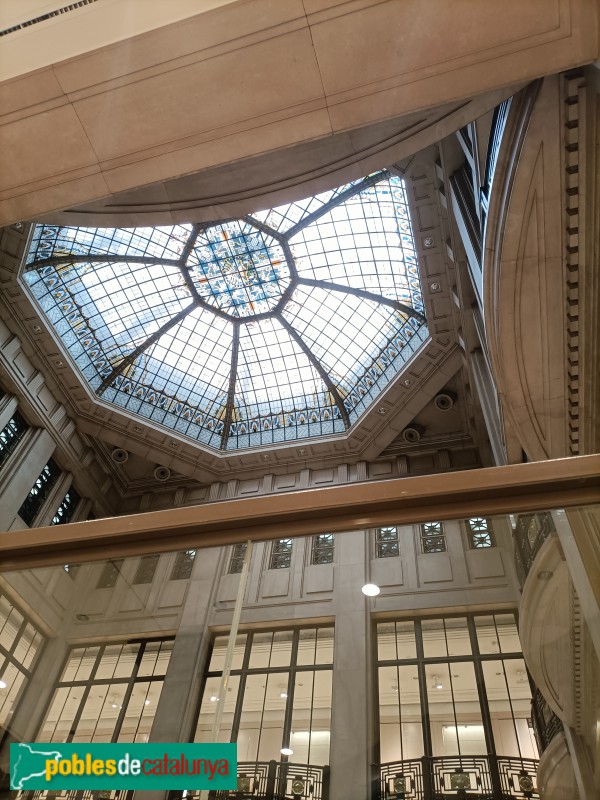 Barcelona - Edifici del Banc d'Espanya (després Caixa Catalunya). Vitrall dreta (Foto: Anna Corcoll, 2024) Barcelona - Edifici del Banc d'Espanya (després Caixa Catalunya). Vitrall dreta