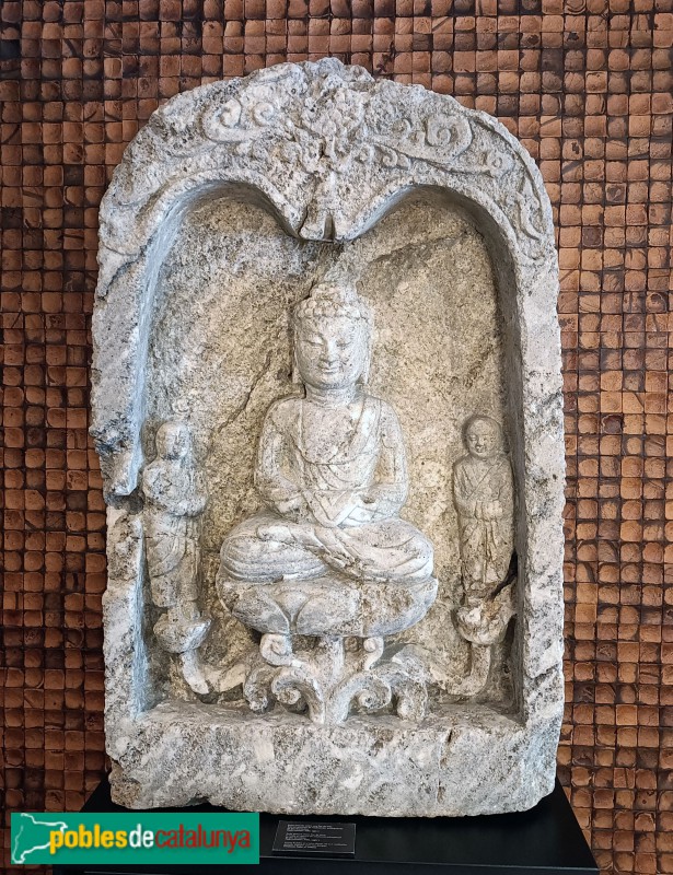 Col·lecció Jordi Clos - Buda en meditació sobre flor de lotus, amb dos deixebles. Pedra. Índia. Segle V (Foto: Anna Corcoll, 2024) Col·lecció Jordi Clos - Buda en meditació sobre flor de lotus, amb dos deixebles. Pedra. Índia. Segle V