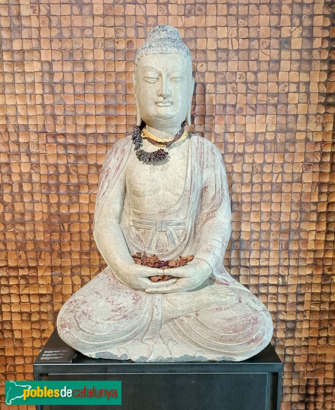 Col·lecció Jordi Clos - Buda en meditació. pedra i restes d'or. Índia. Segle XVII (Foto: Anna Corcoll, 2024) Col·lecció Jordi Clos - Buda en meditació. pedra i restes d'or. Índia. Segle XVII