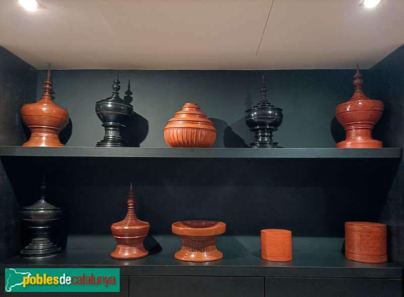 Col·lecció Jordi Clos - Recipients per a ofrenes. Myanmar, finals segle XIX (Foto: Anna Corcoll, 2024) Col·lecció Jordi Clos - Recipients per a ofrenes. Myanmar, finals segle XIX