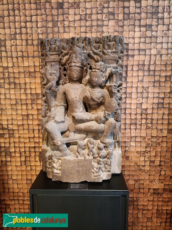 Col·lecció Jordi Clos - Shiva emb la seva esposa Parvati. Pedra sorrenca. Índia. Segle IX (Foto: Anna Corcoll, 2024) Col·lecció Jordi Clos - Shiva emb la seva esposa Parvati. Pedra sorrenca. Índia. Segle IX