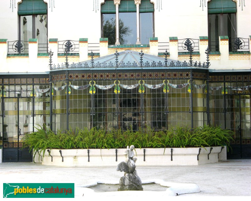 Terrassa - Casa Alegre de Sagrera, la tribuna des del jardí (Foto: Albert Esteves, 2010) Terrassa - Casa Alegre de Sagrera, la tribuna des del jardí