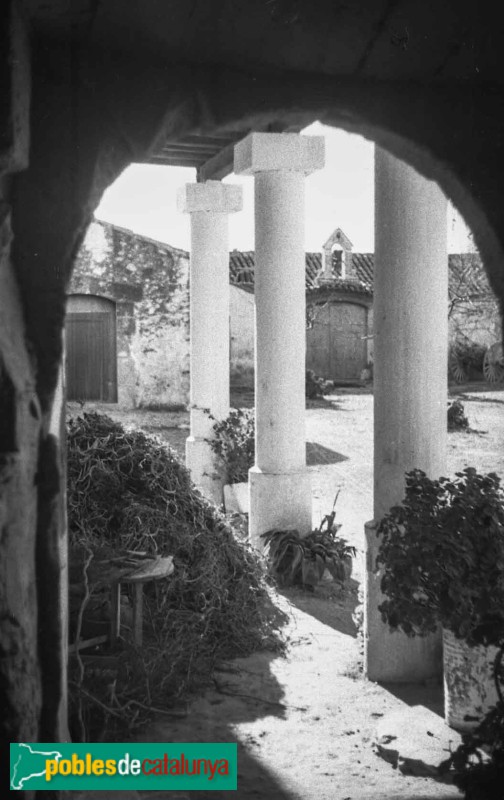 Cambrils - Castell de Vilafortuny (Foto: Montserrat Vidal-Barraquer i Flaquer, 1944) Cambrils - Castell de Vilafortuny
