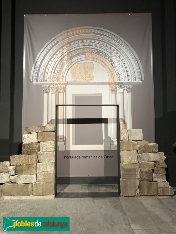 Cassà de la Selva - Representació de la portada romànica de Sant Martí (Foto: Albert Esteves, 2025) Cassà de la Selva - Representació de la portada romànica de Sant Martí