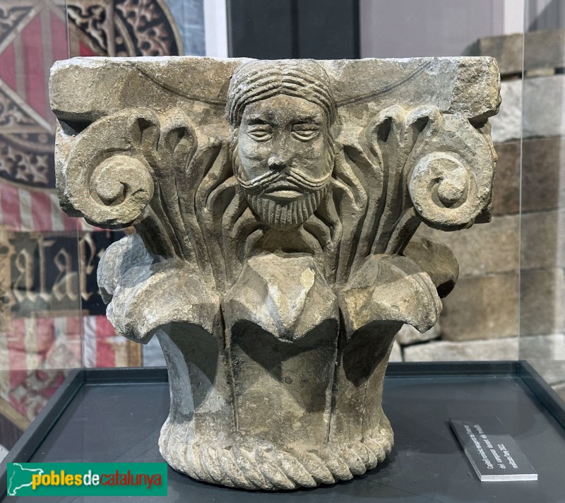 Cassà de la Selva - Capitell de l'església romànica de Sant Martí (Foto: Albert Esteves, 2025) Cassà de la Selva - Capitell de l'església romànica de Sant Martí