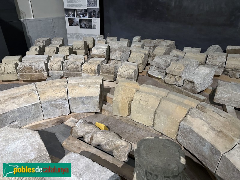 Cassà de la Selva - Restes de la portada romànica de l'església (Foto: Albert Esteves, 2025) Cassà de la Selva - Restes de la portada romànica de l'església