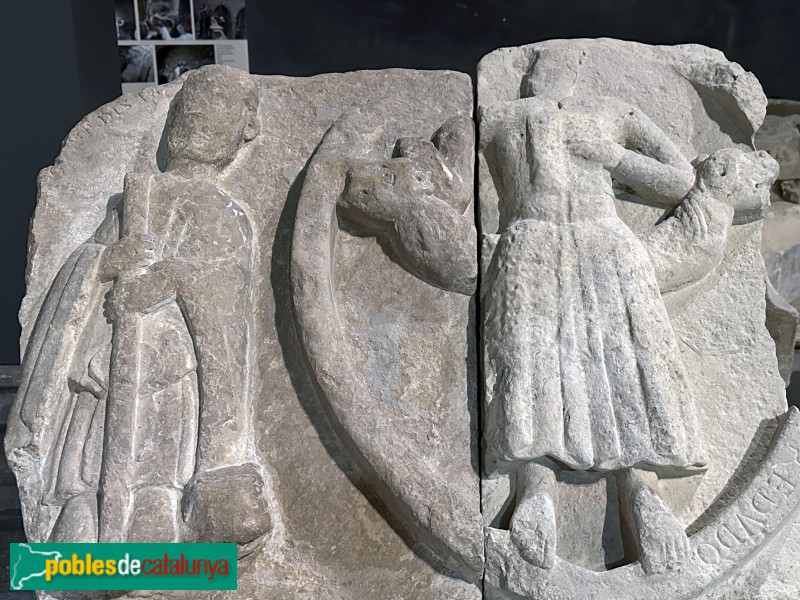 Cassà de la Selva - Restes de la portada romànica de l'església (Foto: Albert Esteves, 2025) Cassà de la Selva - Restes de la portada romànica de l'església