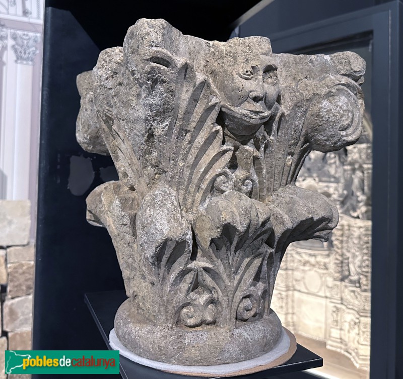 Cassà de la Selva - Capitell de l'església romànica de Sant Martí (Foto: Albert Esteves, 2025) Cassà de la Selva - Capitell de l'església romànica de Sant Martí