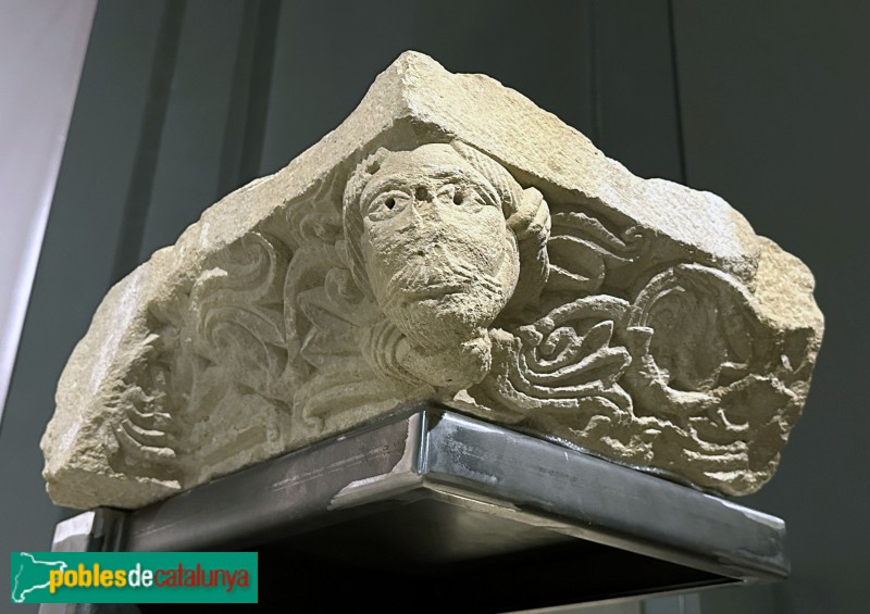 Cassà de la Selva - Imposta de l'església romànica de Sant Martí (Foto: Albert Esteves, 2025) Cassà de la Selva - Imposta de l'església romànica de Sant Martí