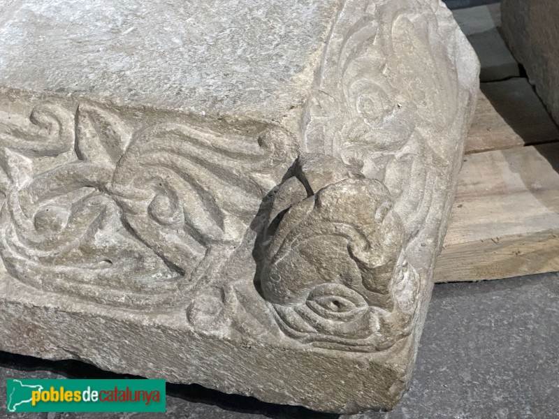 Cassà de la Selva - Deall esculpit de l'església romànica de Sant Martí (Foto: Albert Esteves, 2025) Cassà de la Selva - Deall esculpit de l'església romànica de Sant Martí