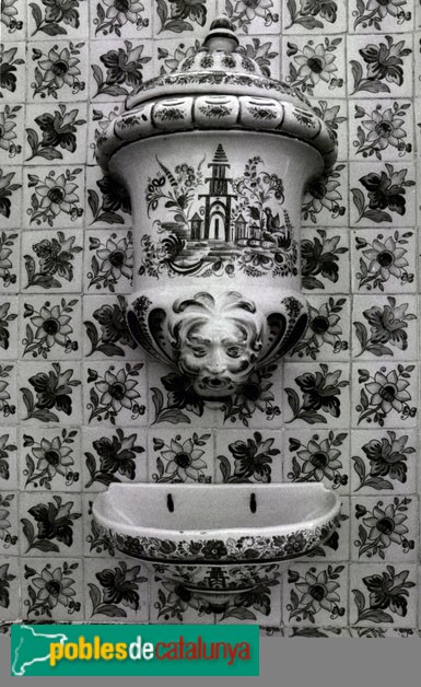 Llagostera - Torre Albertí. Capella del Roser. rentamans de la sagristia (Foto: <i>Jordi S. Carrera -INSPAI-</i>, 1999) Llagostera - Torre Albertí. Capella del Roser. rentamans de la sagristia