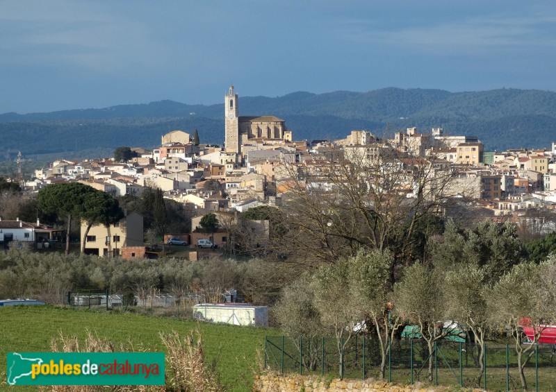 Llagostera - Panoràmica de la vila i l'església de Sant Feliu (Foto: Albert Esteves, 2025) Llagostera - Panoràmica de la vila i l'església de Sant Feliu