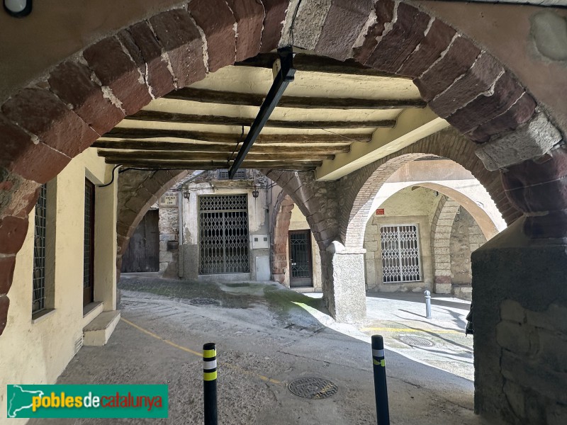 Alforja - Porxos de la plaça Mercadal (Foto: Albert Esteves, 2025) Alforja - Porxos de la plaça Mercadal