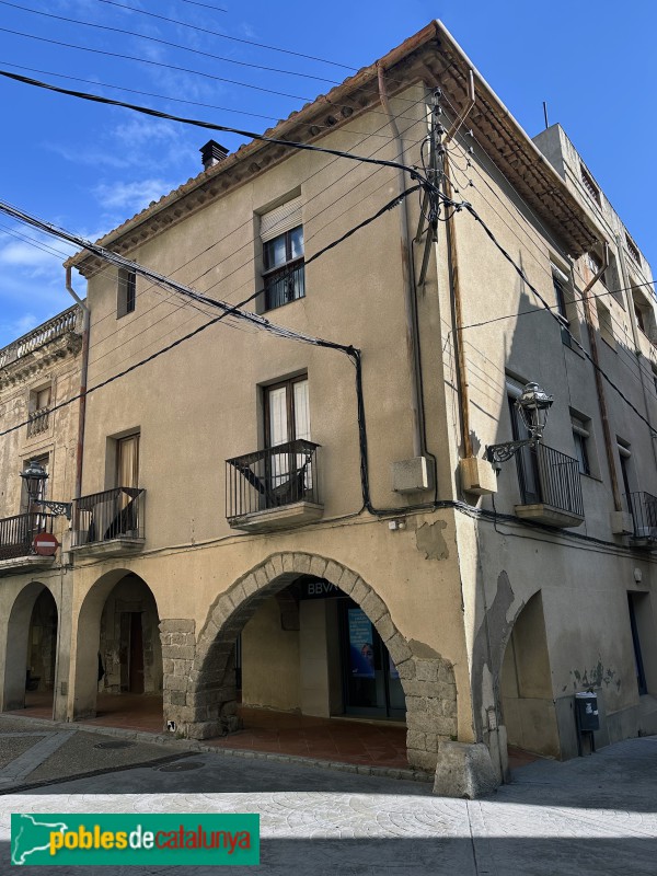 Alforja - Porxos de la plaça Mercadal (Foto: Albert Esteves, 2025) Alforja - Porxos de la plaça Mercadal