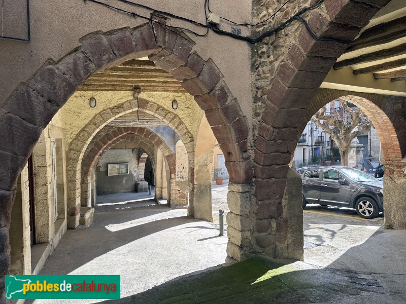 Alforja - Porxos de la plaça Mercadal (Foto: Albert Esteves, 2025) Alforja - Porxos de la plaça Mercadal