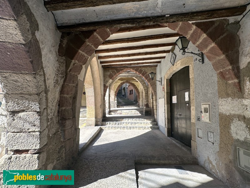 Alforja - Porxos de la plaça Mercadal (Foto: Albert Esteves, 2025) Alforja - Porxos de la plaça Mercadal