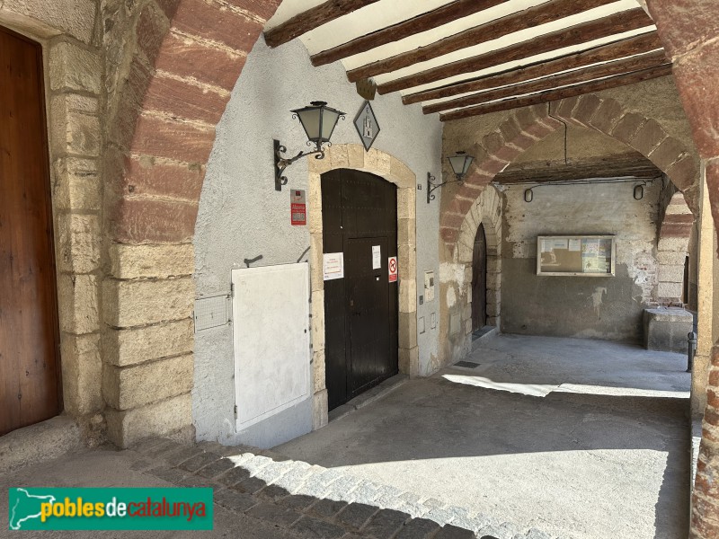 Alforja - Porxos de la plaça Mercadal (Foto: Albert Esteves, 2025) Alforja - Porxos de la plaça Mercadal