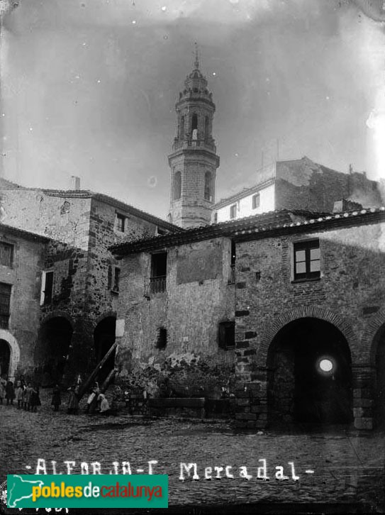 Alforja - Porxos de la plaça Mercadal (Foto: <i>Anton Damians -Arxiu Fotogràfic Centre Excursionista de Catalunya-</i>, c.1915) Alforja - Porxos de la plaça Mercadal