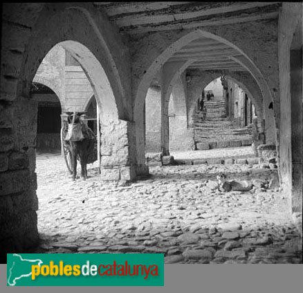 Alforja - Porxos de la plaça Mercadal (Foto: <i>Marcel·lí Gausachs -Arxiu Fotogràfic Centre Excursionista de Catalunya-</i>, 1915-30) Alforja - Porxos de la plaça Mercadal