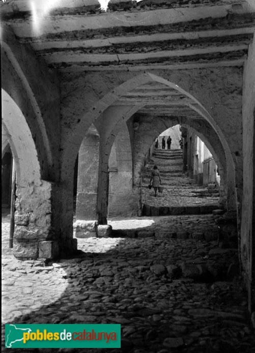 Alforja - Porxos de la plaça Mercadal (Foto: <i>Francesc Blasi -Arxiu Fotogràfic Centre Excursionista de Catalunya-</i>, 1920-35) Alforja - Porxos de la plaça Mercadal