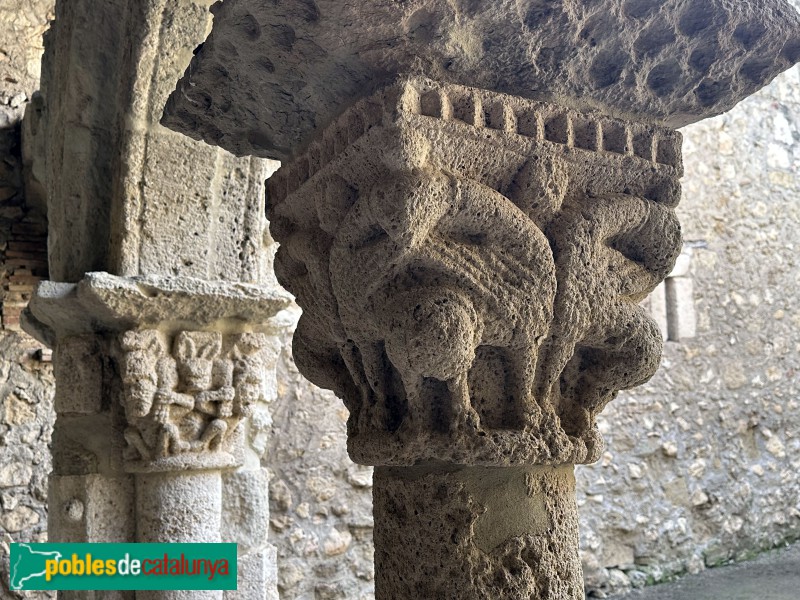 Avinyonet del Penedès - Sant Sebastià dels Gorgs. Capitells de la galeria oriental (Foto: Albert Esteves, 2025) Avinyonet del Penedès - Sant Sebastià dels Gorgs. Capitells de la galeria oriental