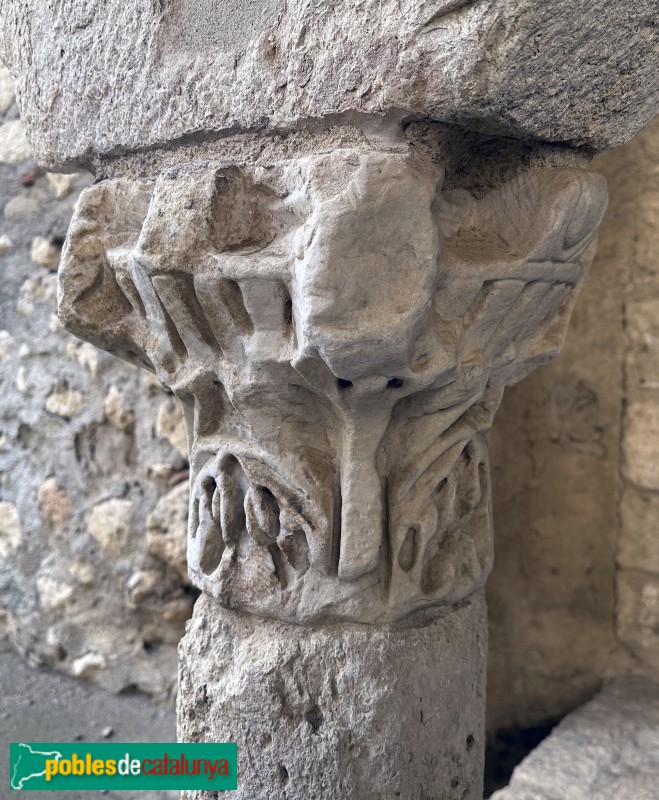 Avinyonet del Penedès - Sant Sebastià dels Gorgs. Capitell d'època romana (Foto: Albert Esteves, 2025) Avinyonet del Penedès - Sant Sebastià dels Gorgs. Capitell d'època romana