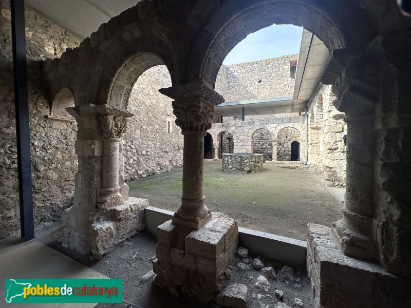Avinyonet del Penedès - Sant Sebastià dels Gorgs. Claustre (Foto: Albert Esteves, 2025) Avinyonet del Penedès - Sant Sebastià dels Gorgs. Claustre