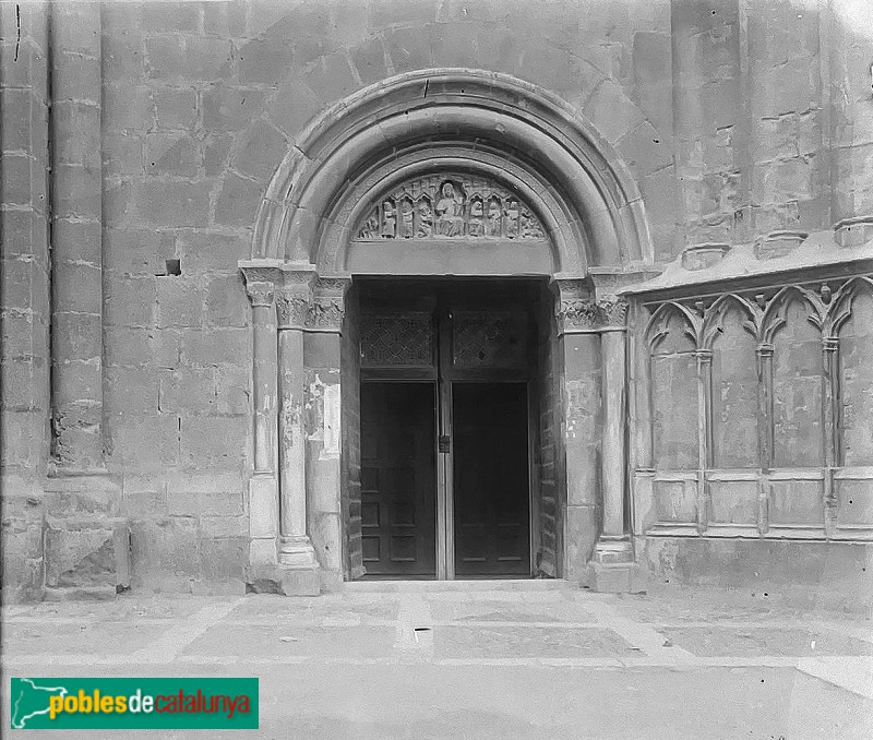 Tarragona - Catedral. Porta latera (Foto: Joaquim Guitert Fontserè, inicis segle XX) Tarragona - Catedral. Porta latera