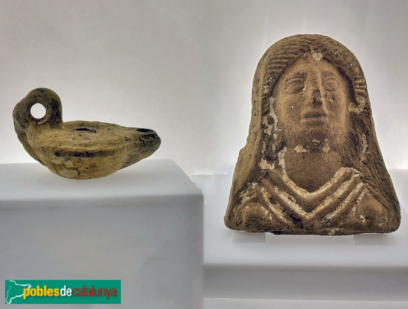 Llàntia d'oli i antefixa procedents de la vil·la romana del barranc de Sales (Foto: Albert Esteves, 2025) Llàntia d'oli i antefixa procedents de la vil·la romana del barranc de Sales