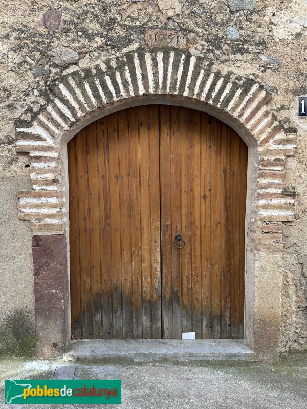 Vilaplana - Nucli antic. Portal amb arc de maons (Foto: Albert Esteves, 2025) Vilaplana - Nucli antic. Portal amb arc de maons