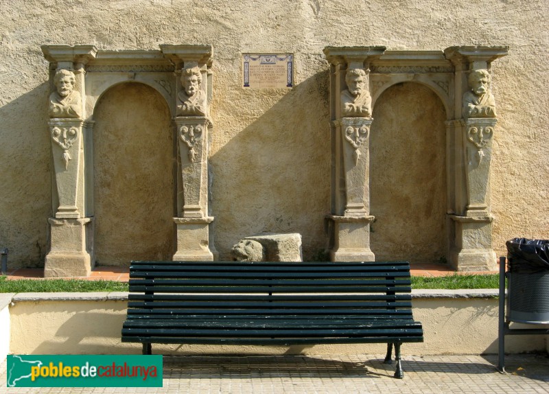 Sant Vicenç de Montalt - Basament de l'antic retaule (Foto: Albert Esteves, 2007) Sant Vicenç de Montalt - Basament de l'antic retaule