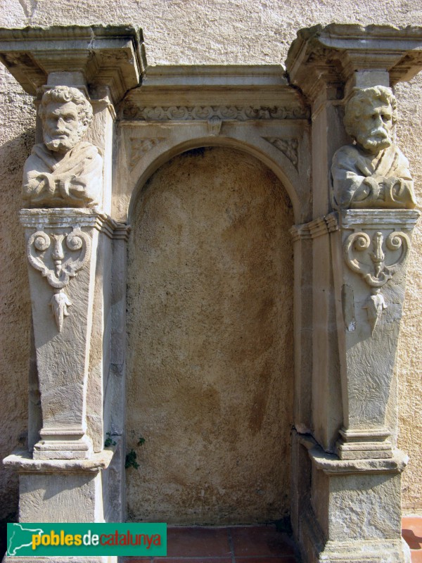 Sant Vicenç de Montalt - Basament de l'antic retaule (Foto: Albert Esteves, 2007) Sant Vicenç de Montalt - Basament de l'antic retaule