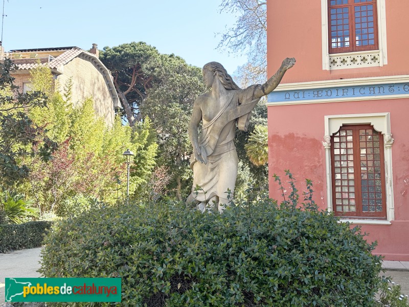 Sant Andreu de Llavaneres - Can Alfaro. Escultura al jardí (Foto: Albert Esteves, 2025) Sant Andreu de Llavaneres - Can Alfaro. Escultura al jardí