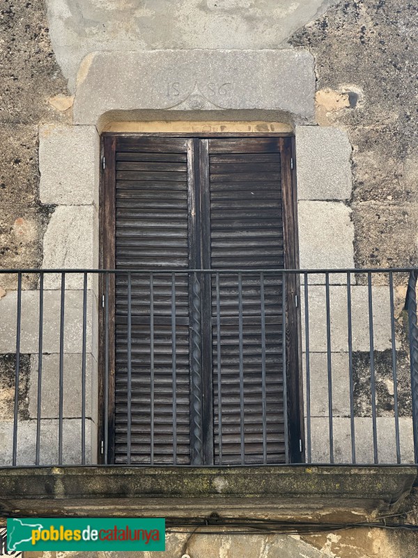 Fornells de la Selva - Carrer de Sant Cugat. Finestra de 1586 (Foto: Albert Esteves, 2025) Fornells de la Selva - Carrer de Sant Cugat. Finestra de 1586