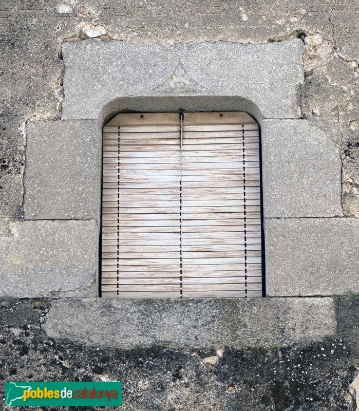 Fornells de la Selva - Carrer de Sant Cugat. Finestra del segle XVI-XVII (Foto: Albert Esteves, 2025) Fornells de la Selva - Carrer de Sant Cugat. Finestra del segle XVI-XVII