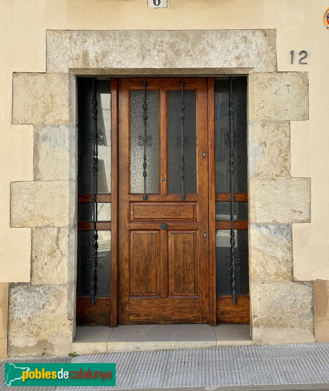 Fornells de la Selva - Carrer de Sant Cugat. Portal de 1764 (Foto: Albert Esteves, 2025) Fornells de la Selva - Carrer de Sant Cugat. Portal de 1764