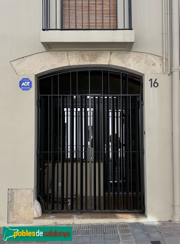 Fornells de la Selva - Carrer de Sant Cugat. portal de 1830 (Foto: Albert Esteves, 2025) Fornells de la Selva - Carrer de Sant Cugat. portal de 1830