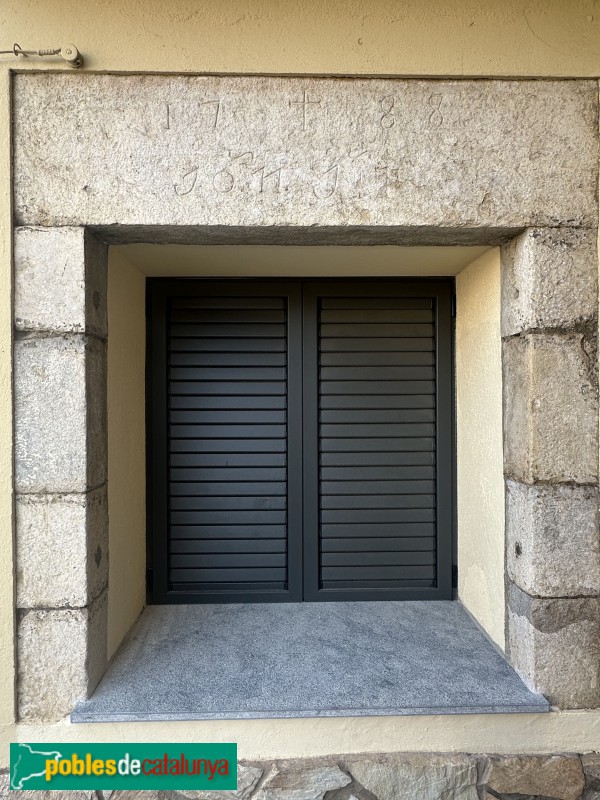 Fornells de la Selva - Carrer de Sant Cugat. Finestra de 1788 (Foto: Albert Esteves, 2025) Fornells de la Selva - Carrer de Sant Cugat. Finestra de 1788