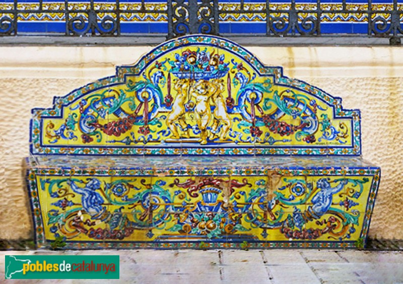 Sant Vicenç de Montalt - Casa Sans. Banc recobert de ceràmica Sant Vicenç de Montalt - Casa Sans. Banc recobert de ceràmica