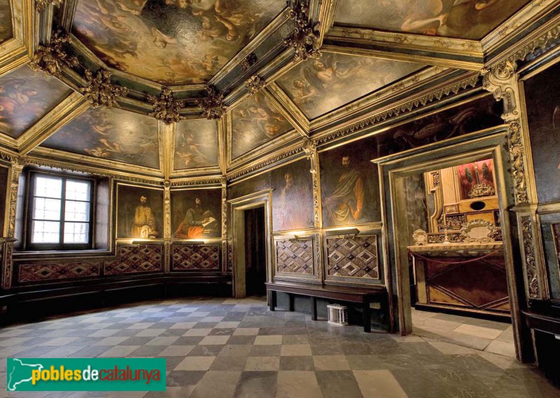 Mataró - Basílica de Santa Maria. Sala de Juntes de la capella dels Dolors (Foto: <i>Bob Masters -calaix.gencat.cat-)</i>, 2011) Mataró - Basílica de Santa Maria. Sala de Juntes de la capella dels Dolors