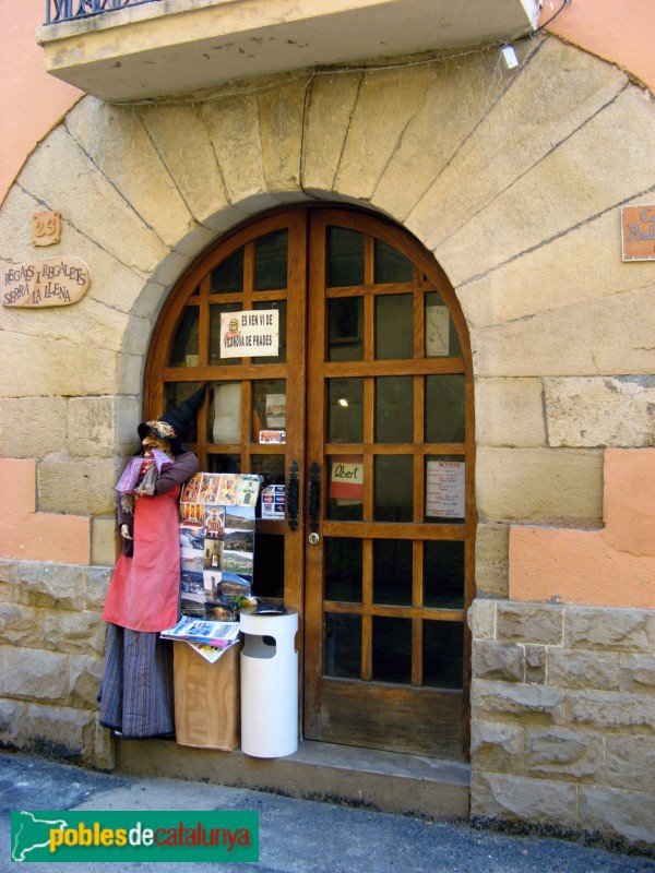 Vilanova de Prades - Portal adovellat (Foto: Albert Esteves, 2010) Vilanova de Prades - Portal adovellat